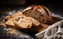 Нарезанный цельнозерновой хлеб на деревянной доске